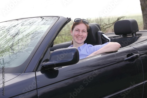 Junge Frau fährt in ihrem Cabrio