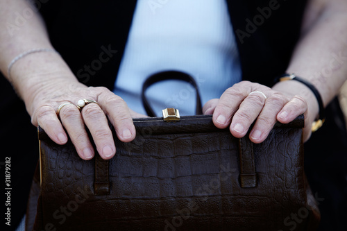 Rentnerin mit Handtasche