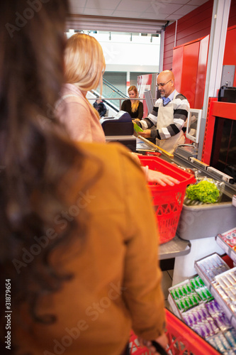 Canvastavla Shop assistant with customers