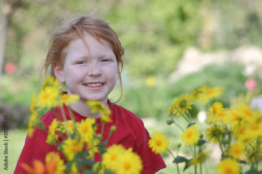 Junges Mädchen im Garten mit Blumen Junges Mädchen im Garten mit Blumen