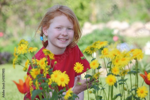 Junges Mädchen im Garten mit Blumen © pete pahham