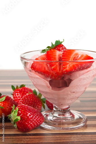 Frisches Eis mit Erdbeeren