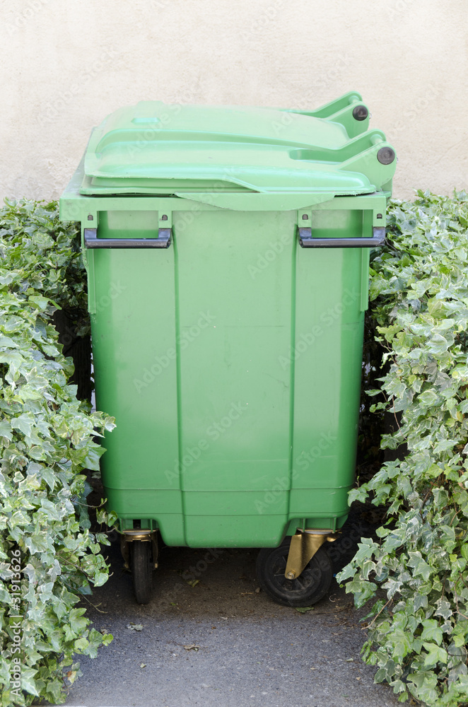 container poubelle vert Stock Photo | Adobe Stock