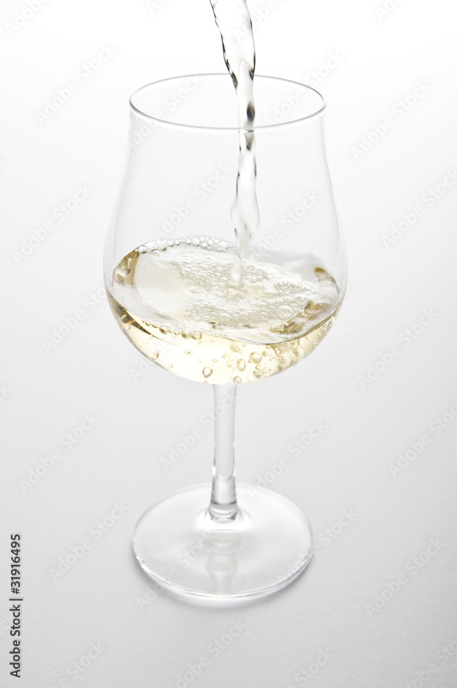 ワイングラスに注ぐワイン