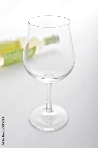 白背景にワイングラスとワインボトル
