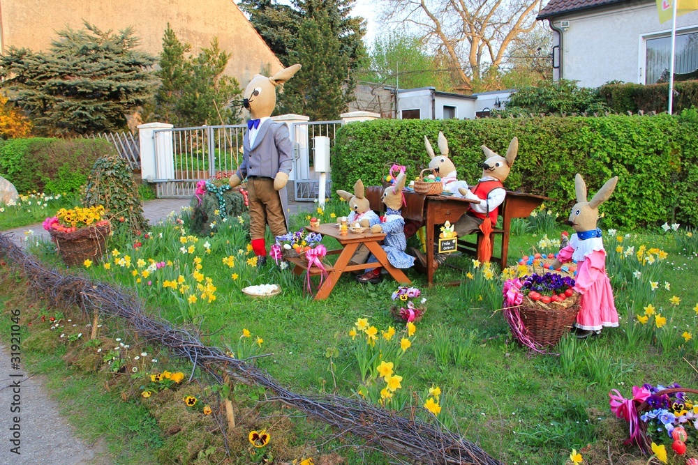 Obraz premium Liebevolle Osterdekoration vor dem Haus