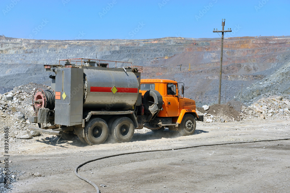 Machine for charging holes with explosives Machine for charging holes with explosives
