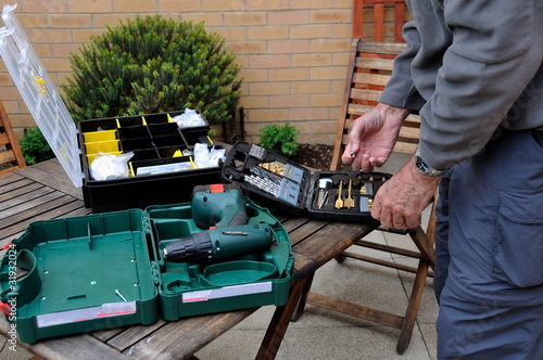 Foto homme bricolant