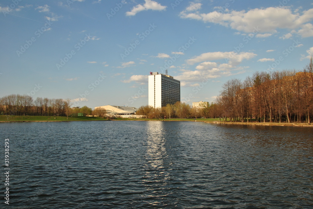 остиница на берегу Воробьёвского пруда
