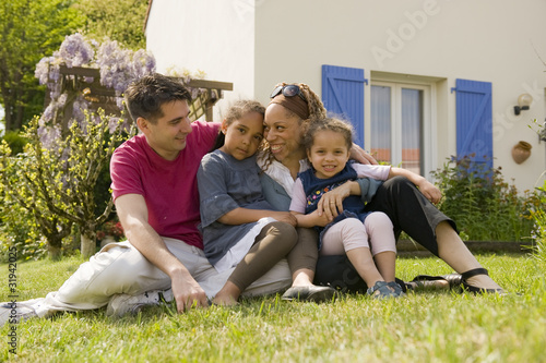 Famille 2 enfants devant la maison