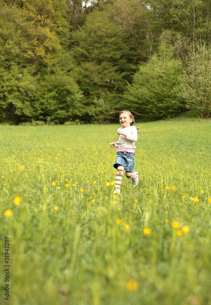 Kleines Mädchen rennt einen Berg runter Kleines Mädchen rennt einen Berg runter