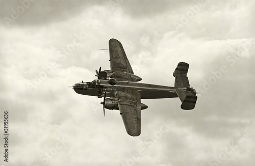 Carta da parati Old bomber in flight