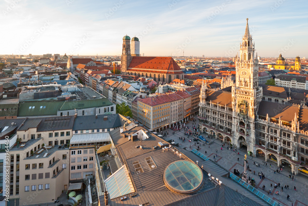 Naklejka premium Panoramiczny widok na Marienplatz i Frauenkirche w Monachium
