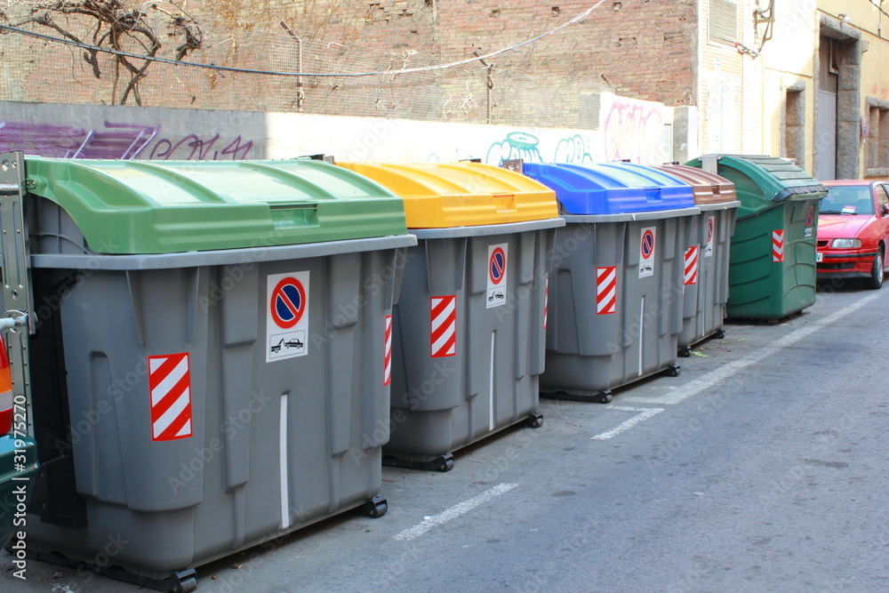 Contenedores de reciclaje Stock Photo | Adobe Stock