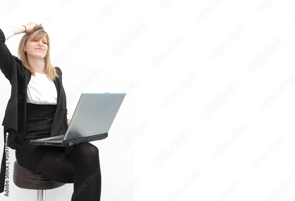 Junge blonde Frau fasst sich an den Kopf am Laptop Junge blonde Frau fasst sich an den Kopf am Laptop