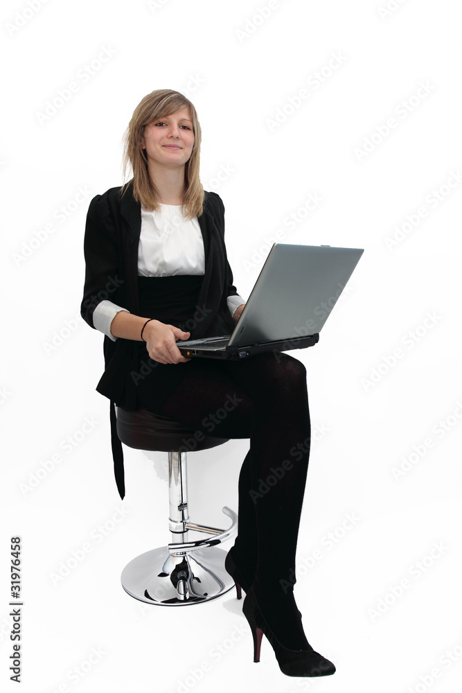 Junge blonde Frau strahlt und lächelt am Laptop Junge blonde Frau strahlt und lächelt am Laptop