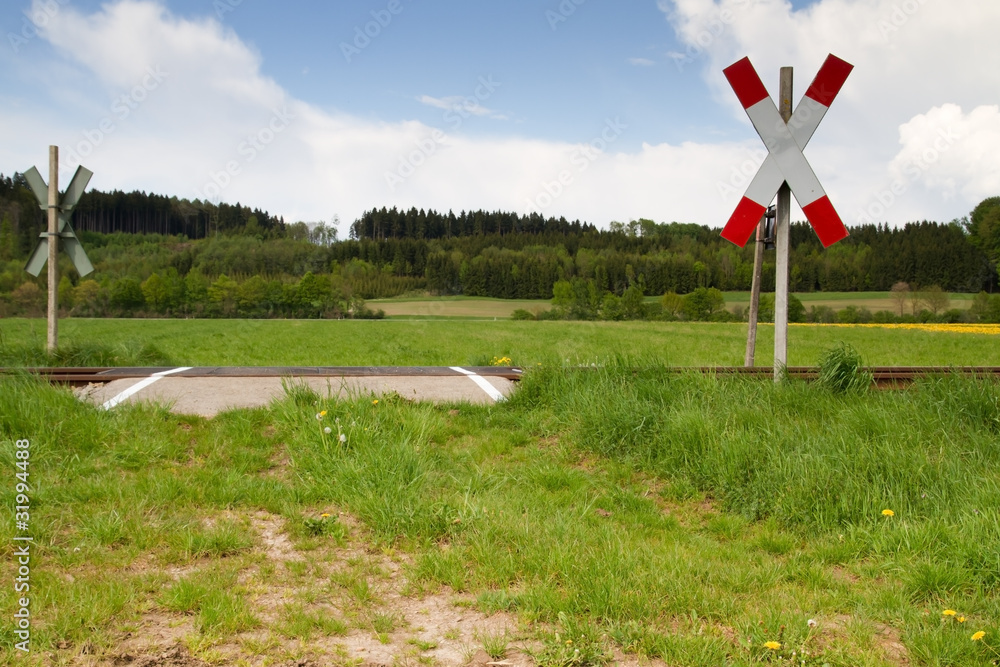 Naklejka premium Bahnübergang im ländlichen Bereich im Frühjahr