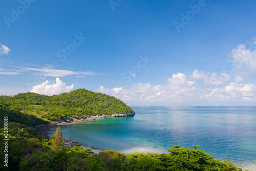 Beautiful coast on left and blue sky in Thailand horizon style © criminalatt