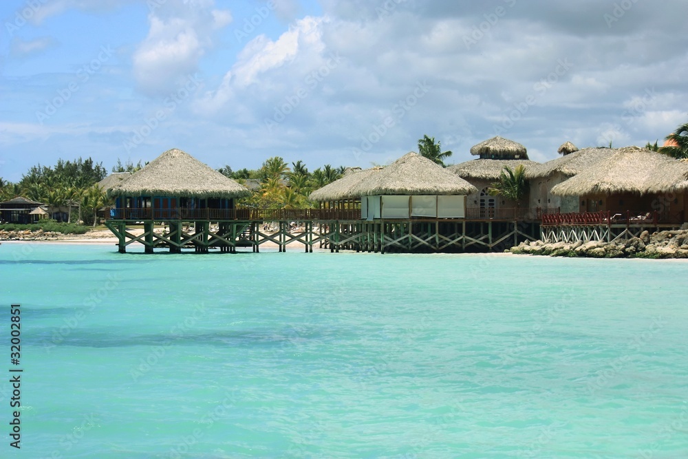 terrasses sur pilotis sur la mer turquoise