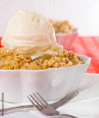 apple crumble with ice cream