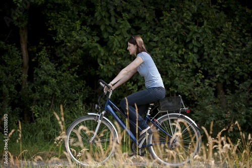 Junge Frau fährt Rad
