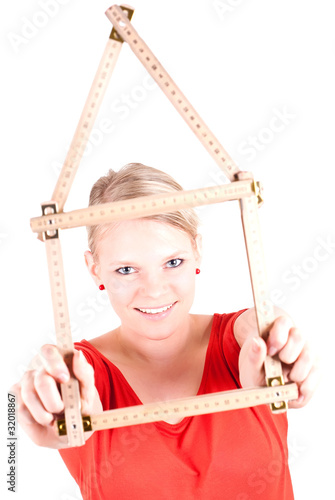 junge Frau mit Haussymbol