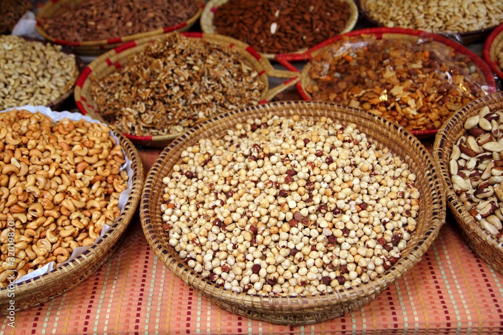 almonds cashew nuts peanuts hazelnuts almonds cashew nuts peanuts hazelnuts