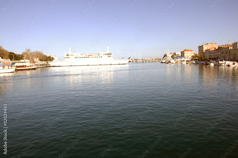 Luxusliner im Hafen von Zadar