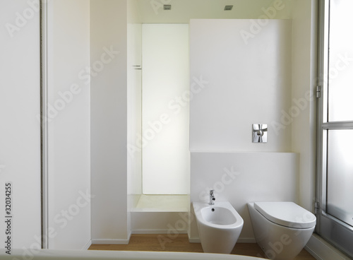 bagno moderno con sanitari e doccia in muratura