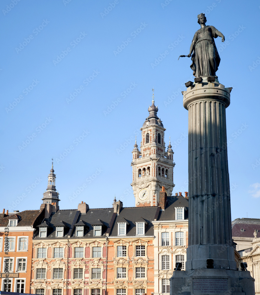 Beffroi et façades d'immeubles du centre ville de Lille
