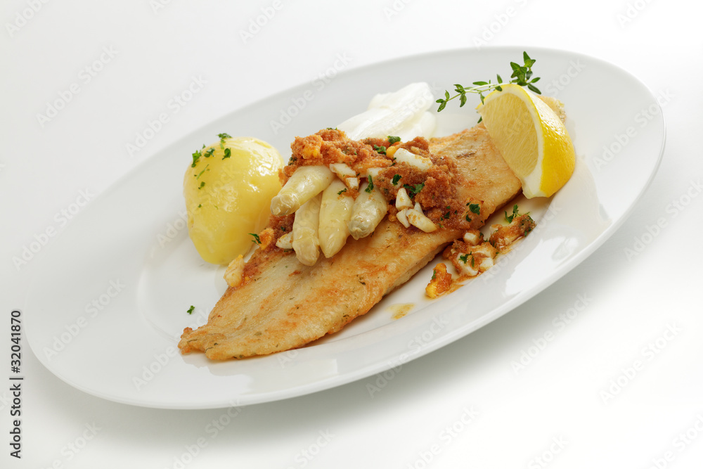 Pangasiusfilet mit frischem Spargel und Polnischer Buttersoße