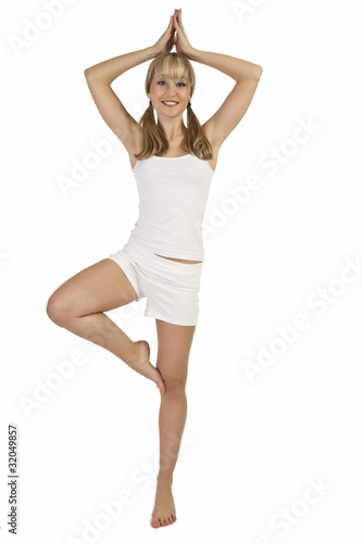 Blonde Frau bei einer Jogaübung © pixagine