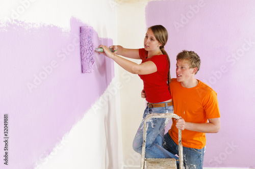 Junges Paar beim Renovieren und anstreichen