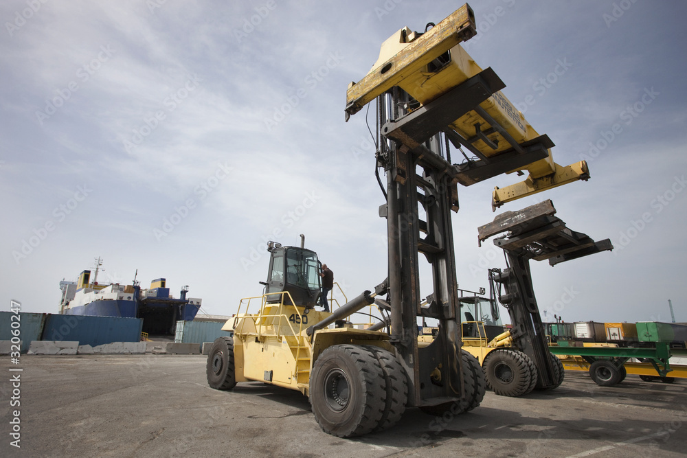 Fototapeta premium chariot porte conteneur