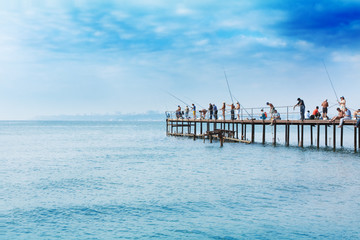 Fotobehang Pier Vissers op steiger boven zee  © natavin