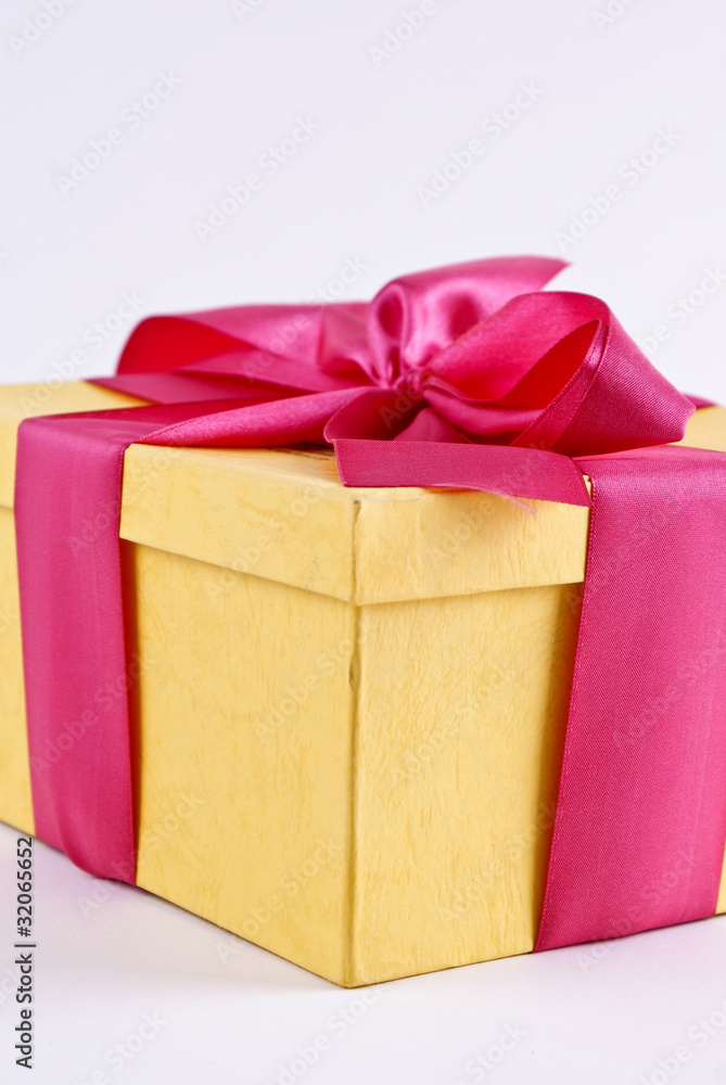 Obraz premium yelloy present box with ribbon bow
