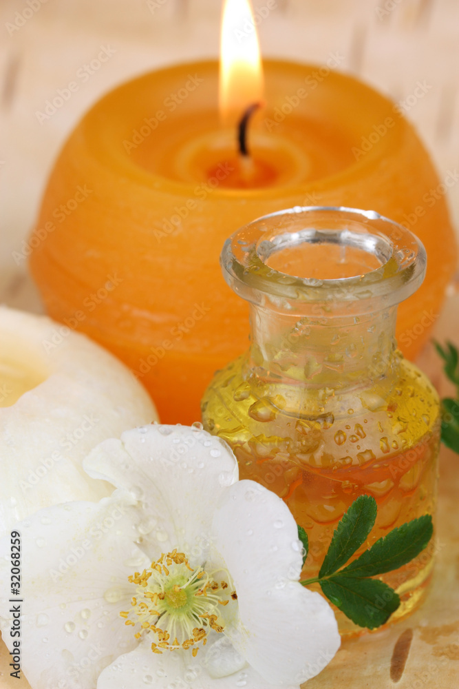 Aromatherapie mit Rosenöl, Duftkerzen und Blüten Aromatherapie mit Rosenöl, Duftkerzen und Blüten
