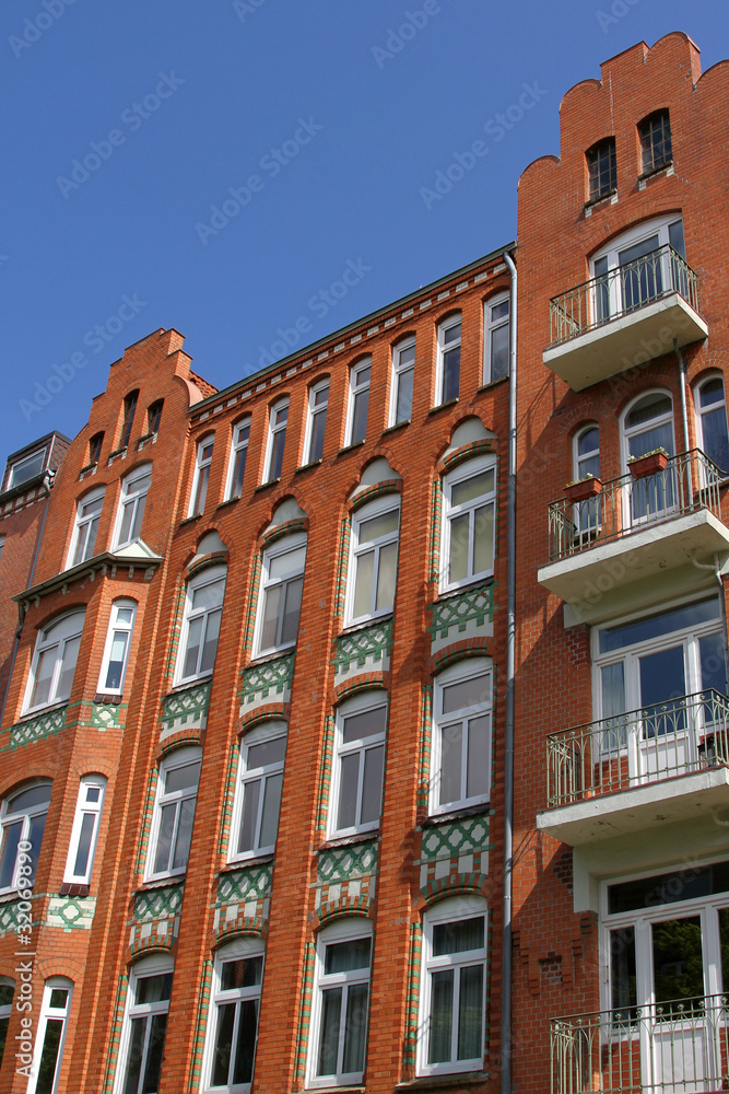Mehrfamilienhaus mit Balkonen