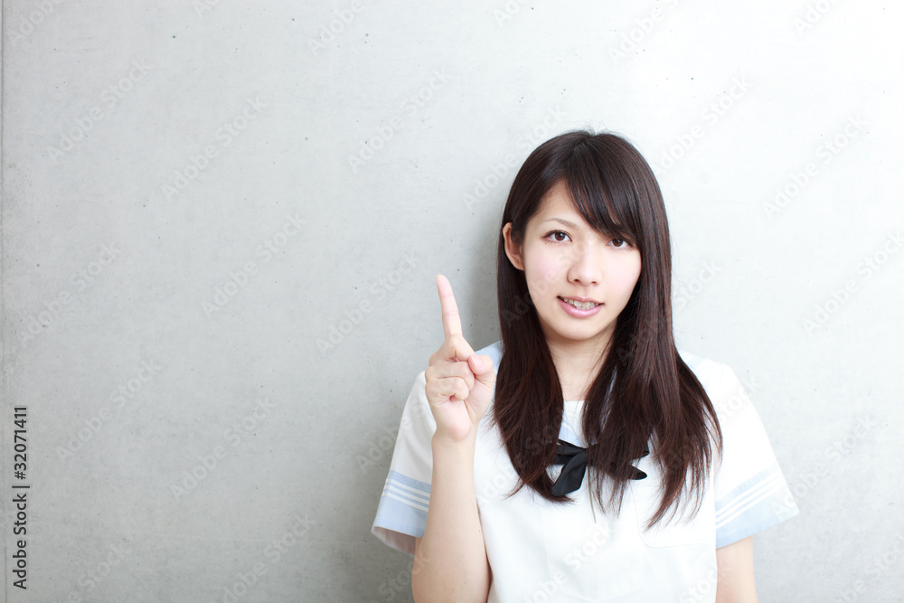 指差す女子学生 指差す女子学生