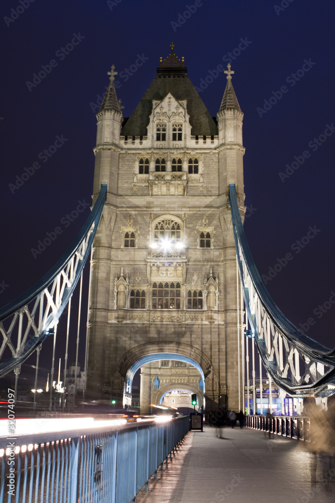 Obraz premium Traffic on The Tower Bridge at night in London, UK