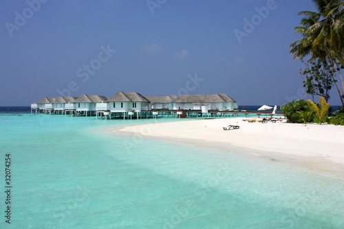 Maldives 美しい白い水上ヴィラの風景