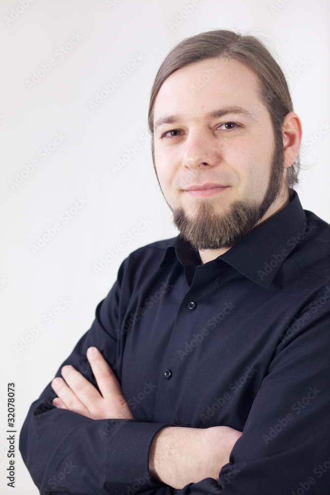 junger Mannes mit Bart und verschränkten Armen junger Mannes mit Bart und verschränkten Armen