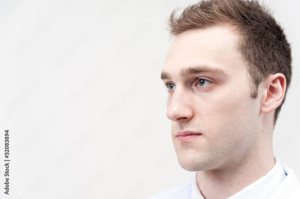 Fototapeta premium portret młodego lekarza, patrząc