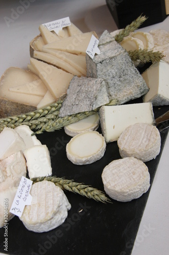 Fromage de chèvre sur un plateau