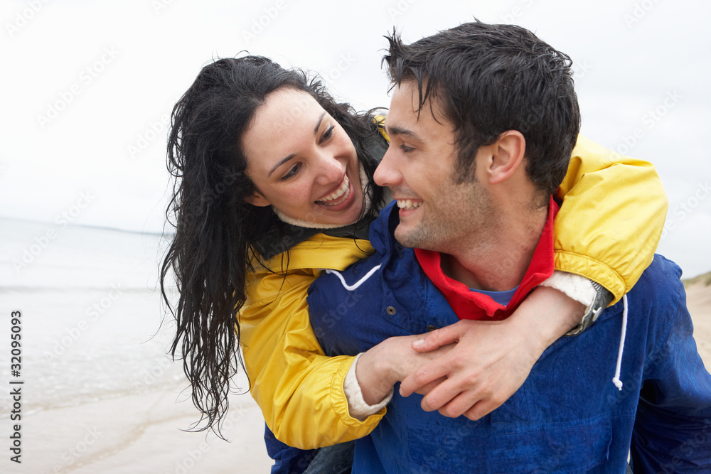 Obraz premium Happy couple on beach in love