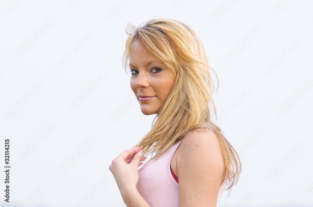 Mädchenmit blonden Haaren vor Himmel