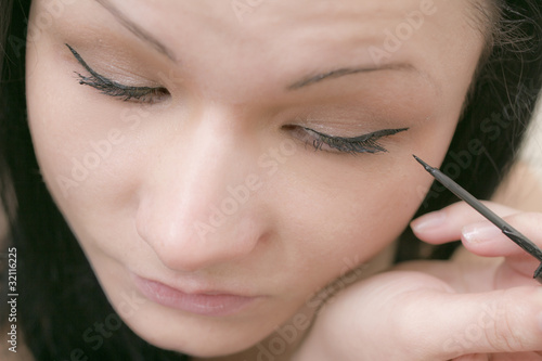 The girl brings eyelashes