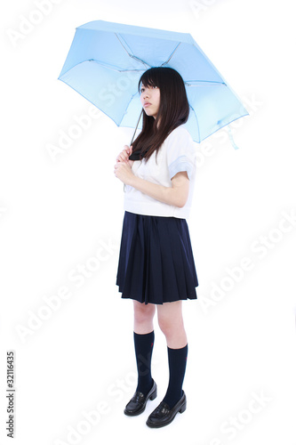 傘を差す女子学生