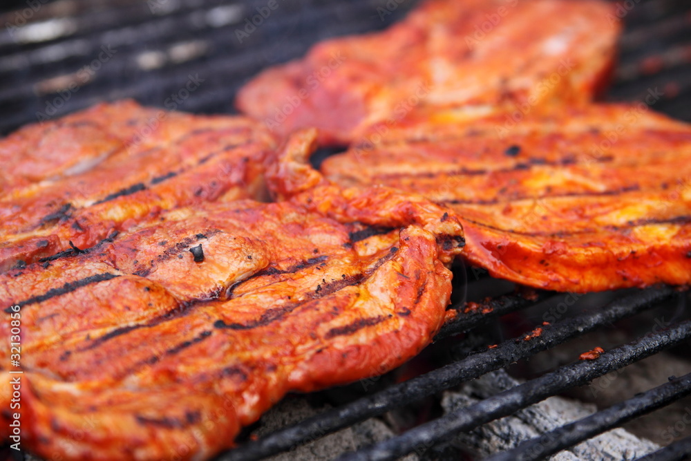 Grillfleisch auf Grillrost Grillfleisch auf Grillrost