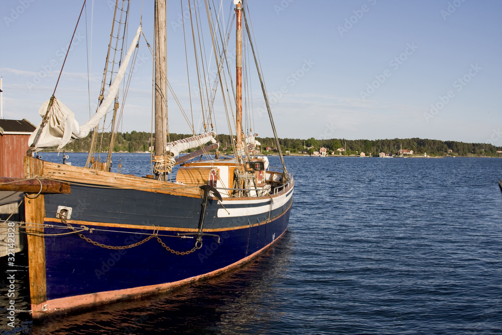 BOOT IN SCHWEDEN MIT BLICK AUFS MEER